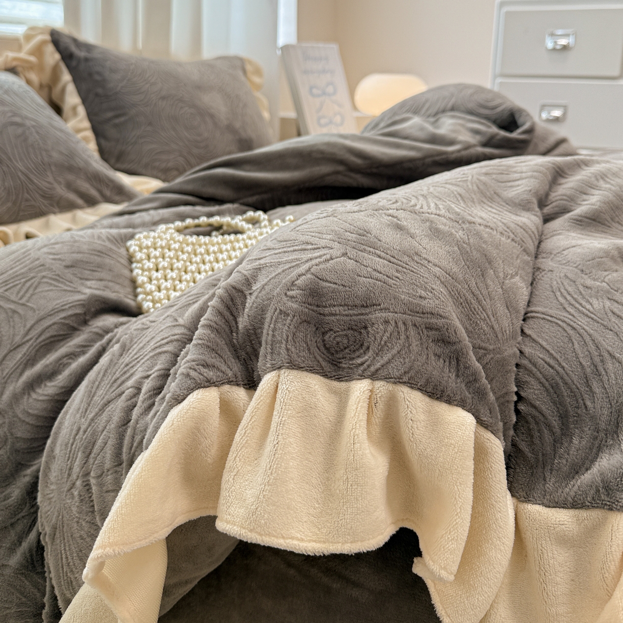 91家纺网 家纺一手货源 找家纺 典曼家纺 2025新款亲肤舒适牛奶绒四件套-千寻花语系列 千寻花语-银灰