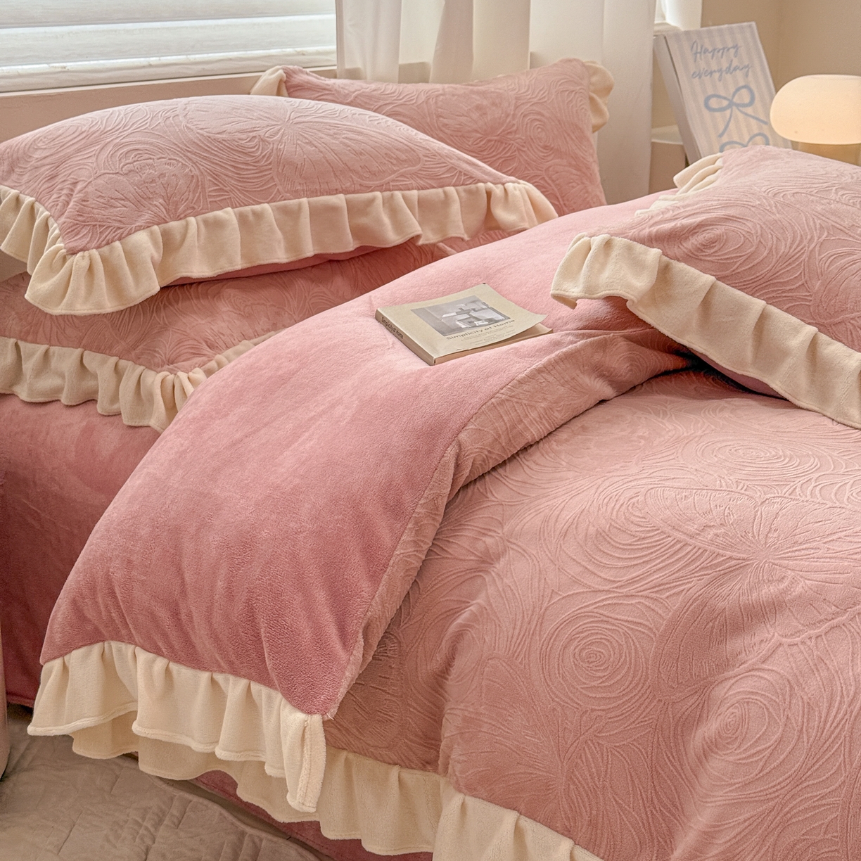 91家纺网 家纺一手货源 找家纺 典曼家纺 2025新款亲肤舒适牛奶绒四件套-千寻花语系列 千寻花语-豆沙