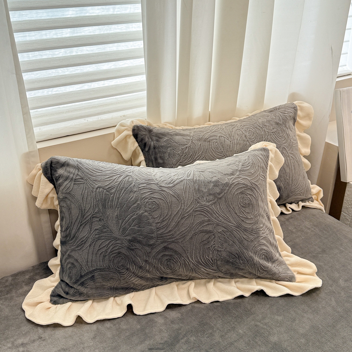 91家纺网 家纺一手货源 找家纺 典曼家纺 2025新款亲肤舒适牛奶绒四件套-千寻花语系列 千寻花语-银灰