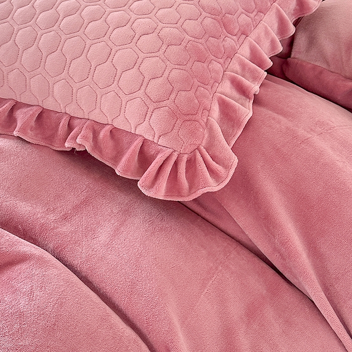 91家纺网 家纺一手货源 找家纺 董韵家纺 2025新款牛奶绒刺绣夹棉床裙四件套系列（控价） 绒语-豆沙