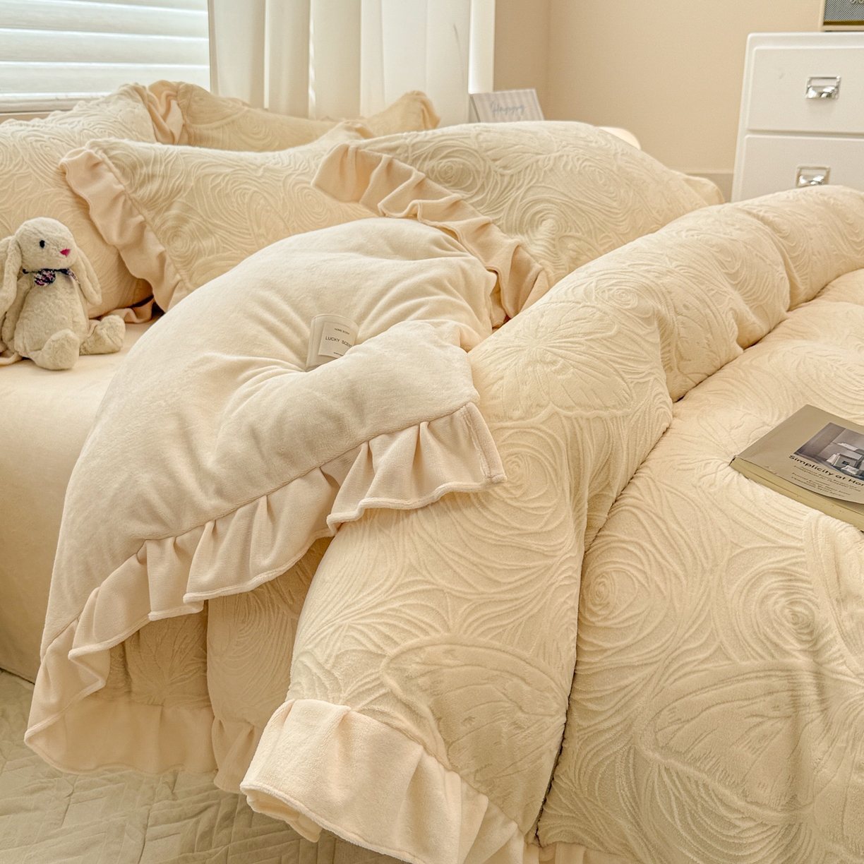 91家纺网 家纺一手货源 找家纺 典曼家纺 2025新款亲肤舒适牛奶绒四件套-千寻花语系列 千寻花语-奶杏