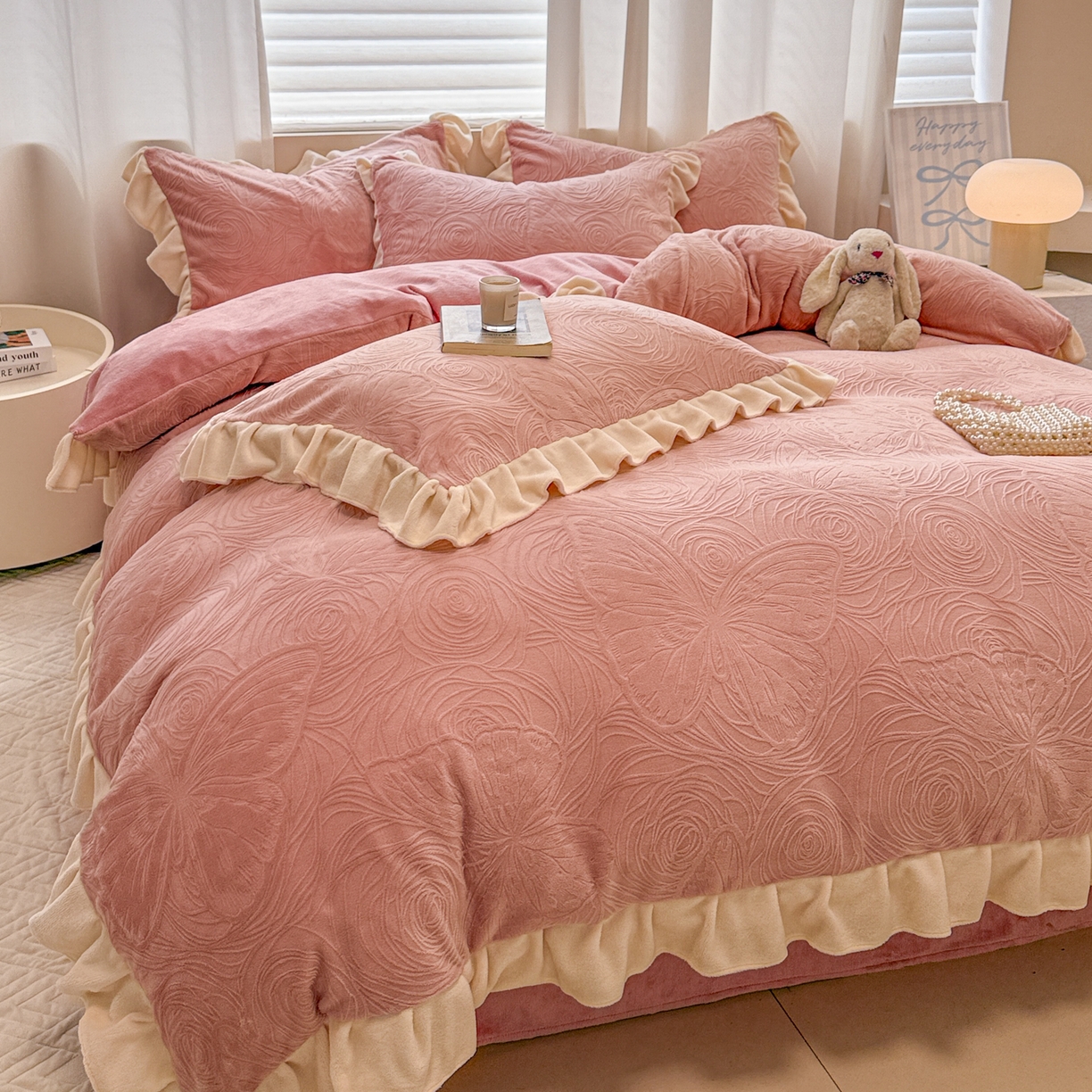 91家纺网 家纺一手货源 找家纺 典曼家纺 2025新款亲肤舒适牛奶绒四件套-千寻花语系列 千寻花语-豆沙