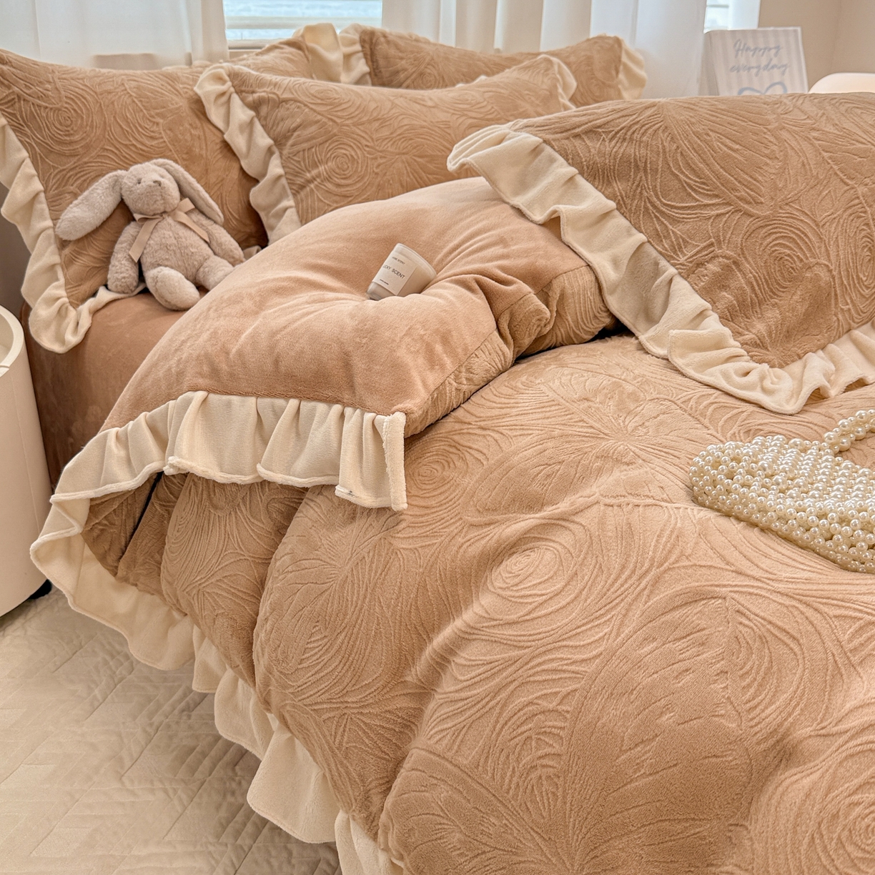 91家纺网 家纺一手货源 找家纺 典曼家纺 2025新款亲肤舒适牛奶绒四件套-千寻花语系列 千寻花语-米咖