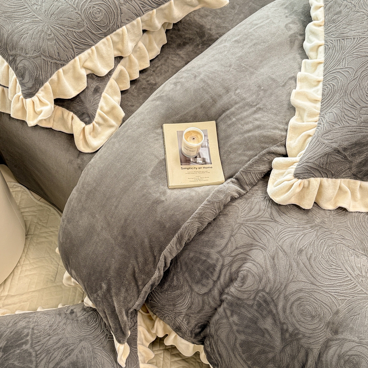 91家纺网 家纺一手货源 找家纺 典曼家纺 2025新款亲肤舒适牛奶绒四件套-千寻花语系列 千寻花语-银灰