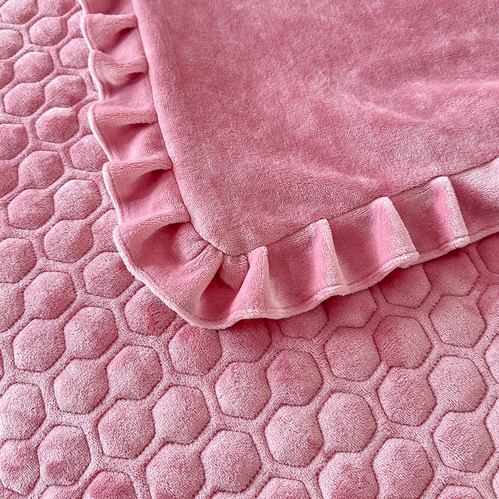 91家纺网 家纺一手货源 找家纺 董韵家纺 2025新款牛奶绒刺绣夹棉床裙四件套系列（控价） 绒语-豆沙