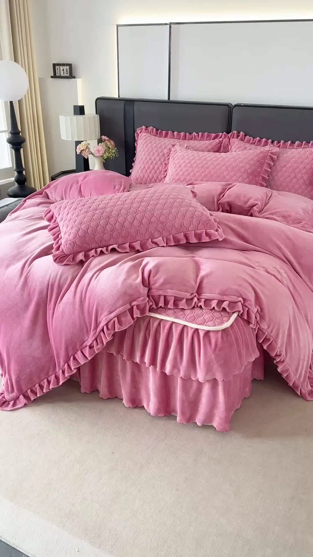 91家纺网 家纺一手货源 找家纺 董韵家纺 2025新款牛奶绒刺绣夹棉床裙四件套系列（控价） 绒语-豆沙