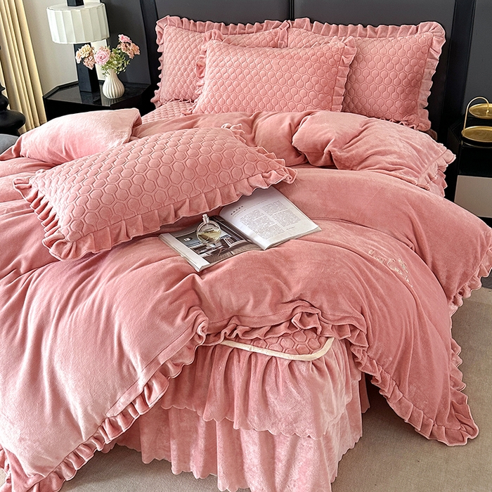 91家纺网 家纺一手货源 找家纺 董韵家纺 2025新款牛奶绒刺绣夹棉床裙四件套系列（控价） 绒语-浅豆沙