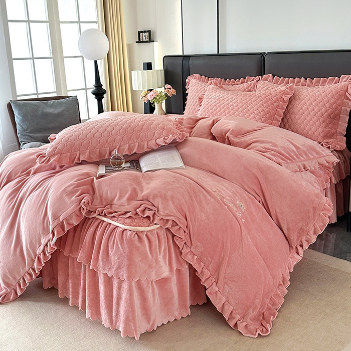 91家纺网 家纺一手货源 找家纺 董韵家纺 2025新款牛奶绒刺绣夹棉床裙四件套系列（控价） 绒语-浅豆沙