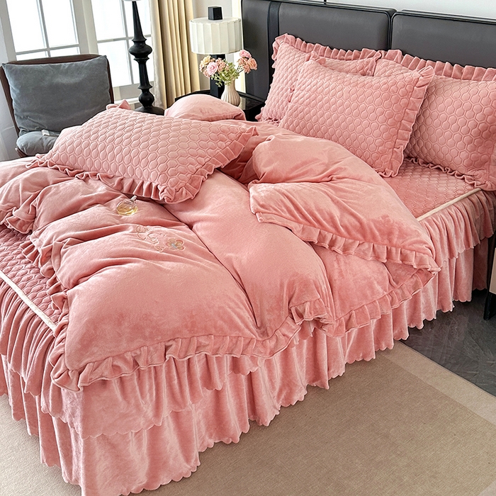 91家纺网 家纺一手货源 找家纺 董韵家纺 2025新款牛奶绒刺绣夹棉床裙四件套系列（控价） 绒语-浅豆沙