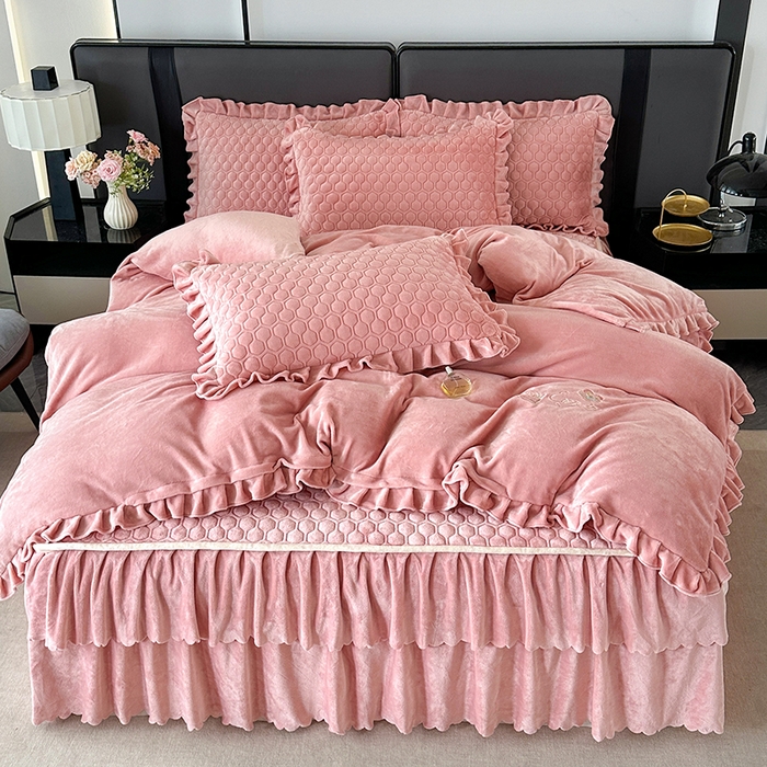 91家纺网 家纺一手货源 找家纺 董韵家纺 2025新款牛奶绒刺绣夹棉床裙四件套系列（控价） 绒语-浅豆沙