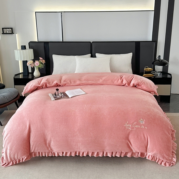 91家纺网 家纺一手货源 找家纺 董韵家纺 2025新款牛奶绒刺绣夹棉床裙四件套系列（控价） 绒语-浅豆沙