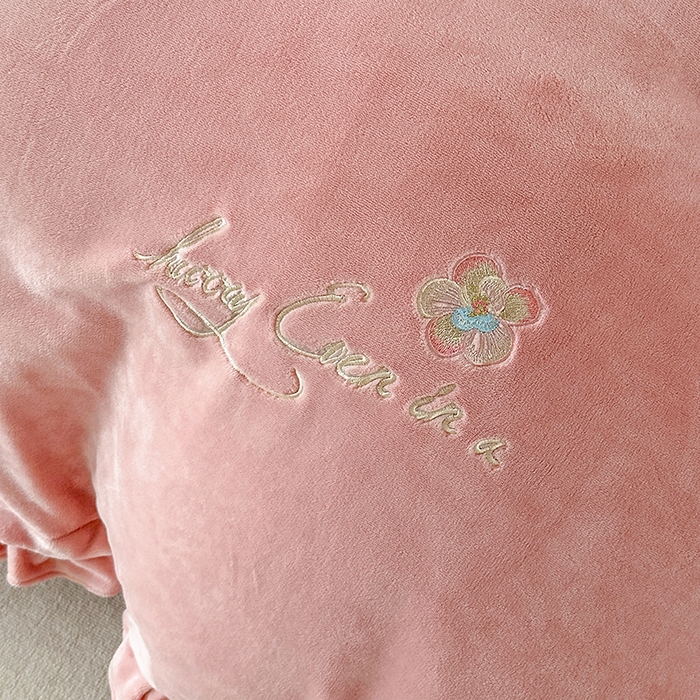 91家纺网 家纺一手货源 找家纺 董韵家纺 2025新款牛奶绒刺绣夹棉床裙四件套系列（控价） 绒语-浅豆沙