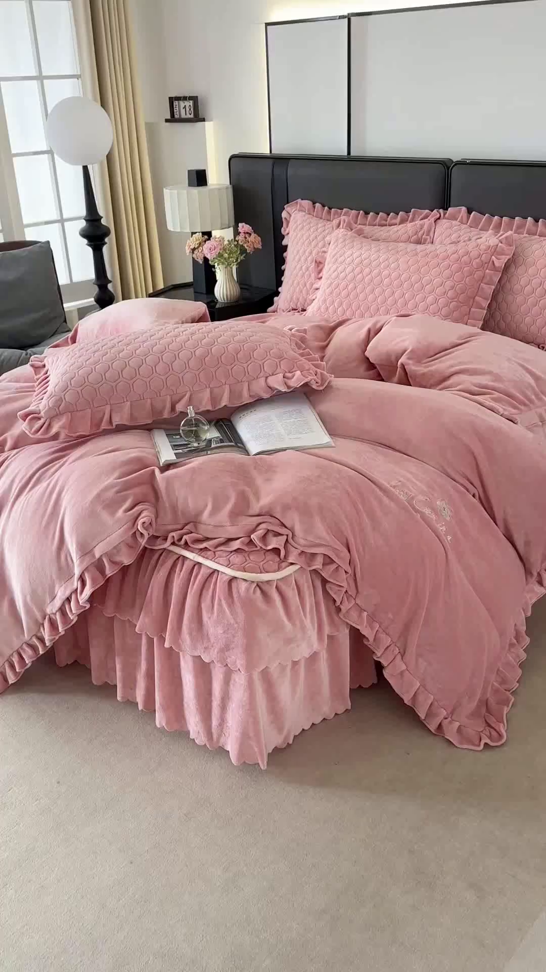 91家纺网 家纺一手货源 找家纺 董韵家纺 2025新款牛奶绒刺绣夹棉床裙四件套系列（控价） 绒语-浅豆沙