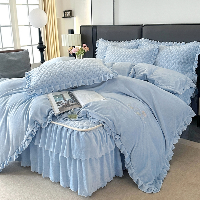 91家纺网 家纺一手货源 找家纺 董韵家纺 2025新款牛奶绒刺绣夹棉床裙四件套系列（控价） 绒语-浅穹蓝