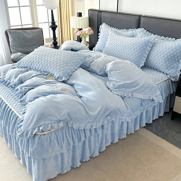 91家纺网 家纺一手货源 找家纺 董韵家纺 2025新款牛奶绒刺绣夹棉床裙四件套系列（控价） 绒语-浅穹蓝