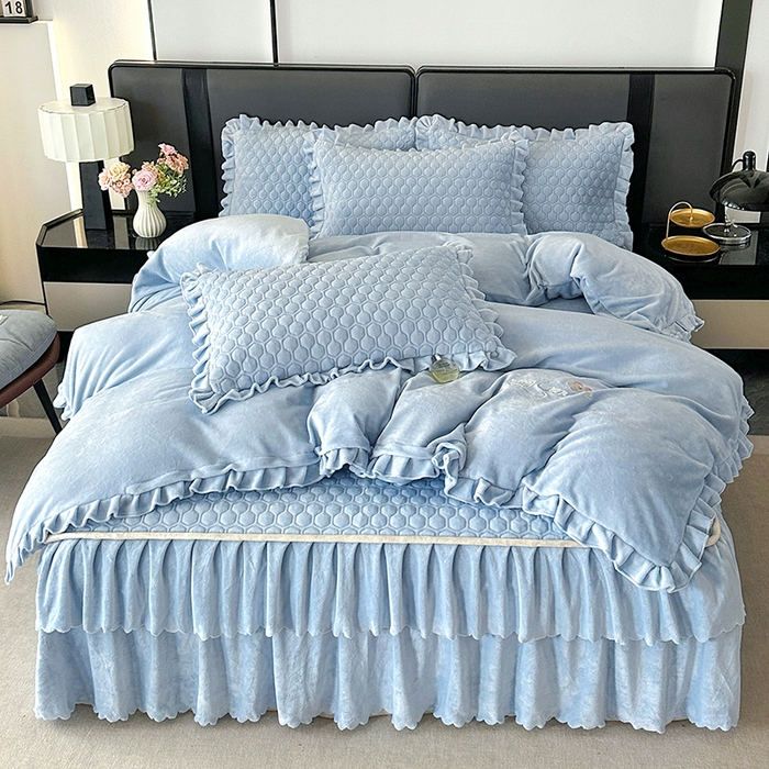 91家纺网 家纺一手货源 找家纺 董韵家纺 2025新款牛奶绒刺绣夹棉床裙四件套系列（控价） 绒语-浅穹蓝