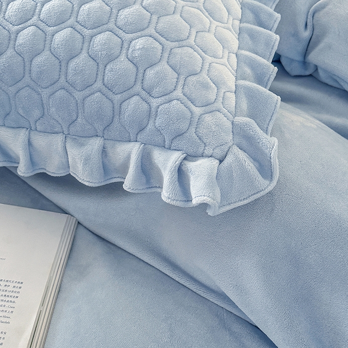 91家纺网 家纺一手货源 找家纺 董韵家纺 2025新款牛奶绒刺绣夹棉床裙四件套系列（控价） 绒语-浅穹蓝