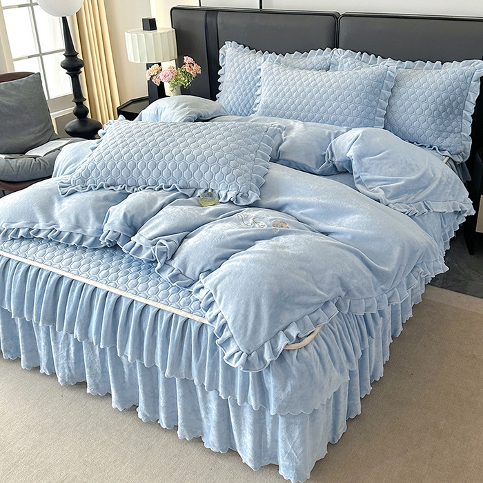 91家纺网 家纺一手货源 找家纺 董韵家纺 2025新款牛奶绒刺绣夹棉床裙四件套系列（控价） 绒语-浅穹蓝