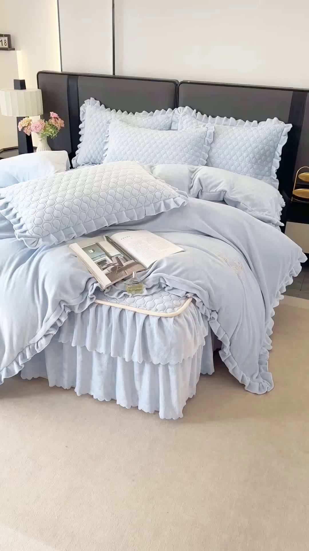 91家纺网 家纺一手货源 找家纺 董韵家纺 2025新款牛奶绒刺绣夹棉床裙四件套系列（控价） 绒语-浅穹蓝