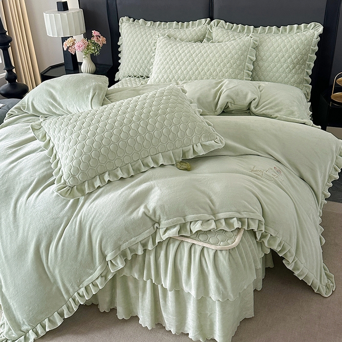 91家纺网 家纺一手货源 找家纺 董韵家纺 2025新款牛奶绒刺绣夹棉床裙四件套系列（控价） 绒语-青霭