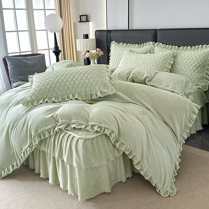 91家纺网 家纺一手货源 找家纺 董韵家纺 2025新款牛奶绒刺绣夹棉床裙四件套系列（控价） 绒语-青霭