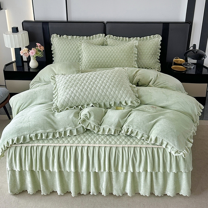 91家纺网 家纺一手货源 找家纺 董韵家纺 2025新款牛奶绒刺绣夹棉床裙四件套系列（控价） 绒语-青霭