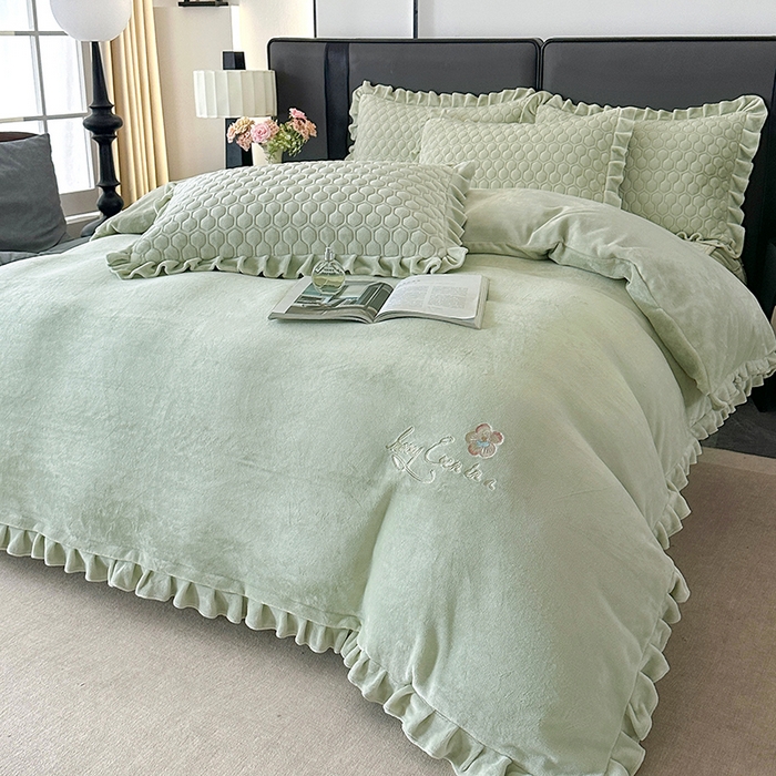 91家纺网 家纺一手货源 找家纺 董韵家纺 2025新款牛奶绒刺绣夹棉床裙四件套系列（控价） 绒语-青霭