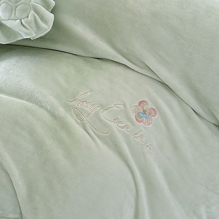 91家纺网 家纺一手货源 找家纺 董韵家纺 2025新款牛奶绒刺绣夹棉床裙四件套系列（控价） 绒语-青霭