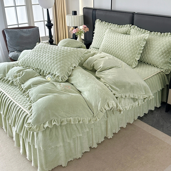 91家纺网 家纺一手货源 找家纺 董韵家纺 2025新款牛奶绒刺绣夹棉床裙四件套系列（控价） 绒语-青霭