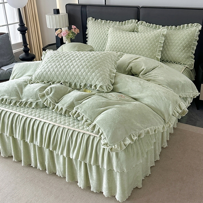 91家纺网 家纺一手货源 找家纺 董韵家纺 2025新款牛奶绒刺绣夹棉床裙四件套系列（控价） 绒语-青霭