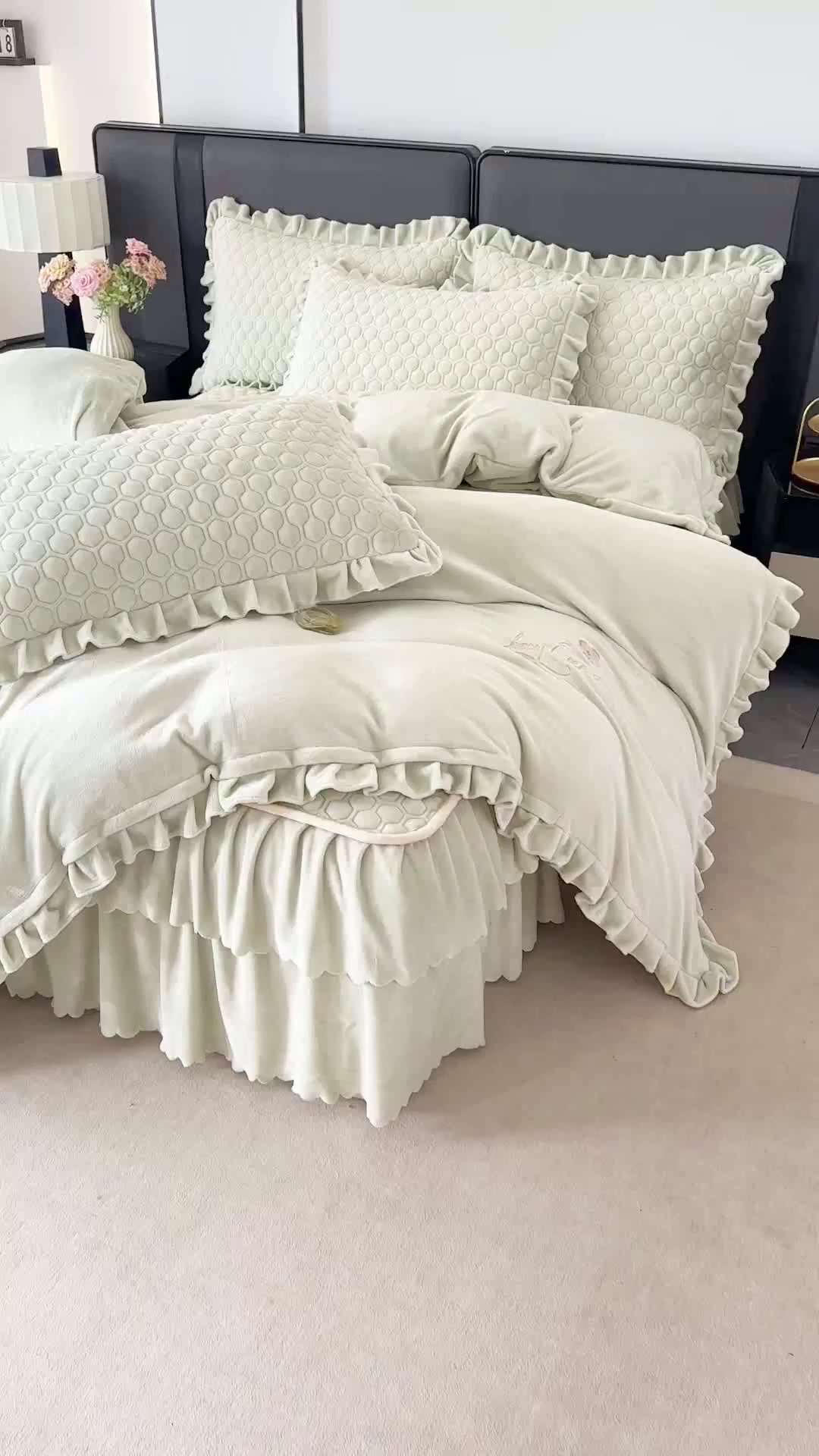 91家纺网 家纺一手货源 找家纺 董韵家纺 2025新款牛奶绒刺绣夹棉床裙四件套系列（控价） 绒语-青霭