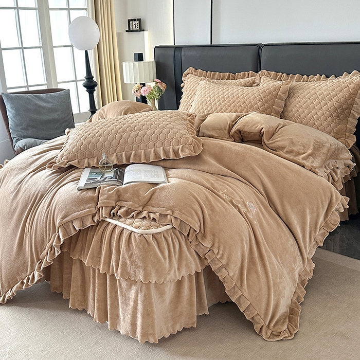 91家纺网 家纺一手货源 找家纺 董韵家纺 2025新款牛奶绒刺绣夹棉床裙四件套系列（控价） 绒语-驼奶咖