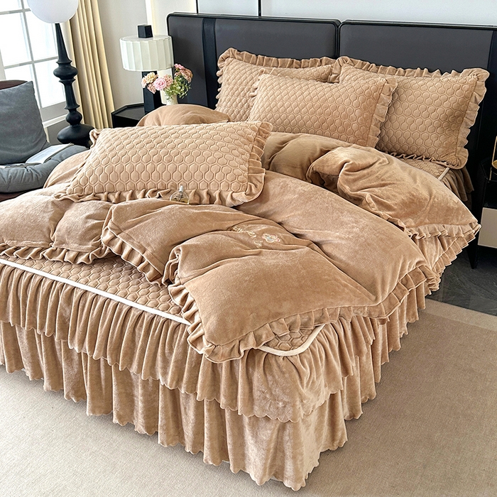 91家纺网 家纺一手货源 找家纺 董韵家纺 2025新款牛奶绒刺绣夹棉床裙四件套系列（控价） 绒语-驼奶咖