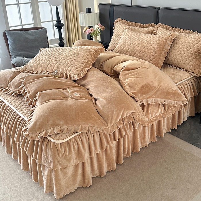 91家纺网 家纺一手货源 找家纺 董韵家纺 2025新款牛奶绒刺绣夹棉床裙四件套系列（控价） 绒语-驼奶咖