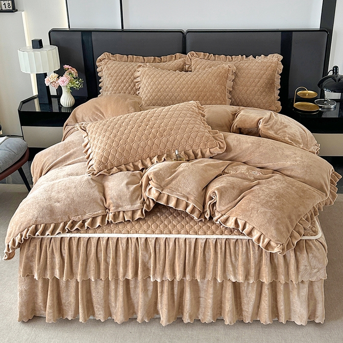 91家纺网 家纺一手货源 找家纺 董韵家纺 2025新款牛奶绒刺绣夹棉床裙四件套系列（控价） 绒语-驼奶咖