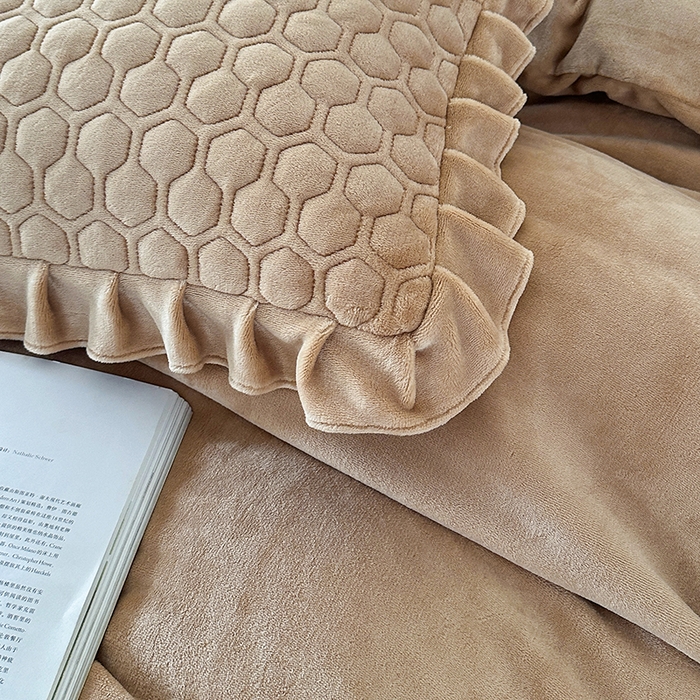 91家纺网 家纺一手货源 找家纺 董韵家纺 2025新款牛奶绒刺绣夹棉床裙四件套系列（控价） 绒语-驼奶咖