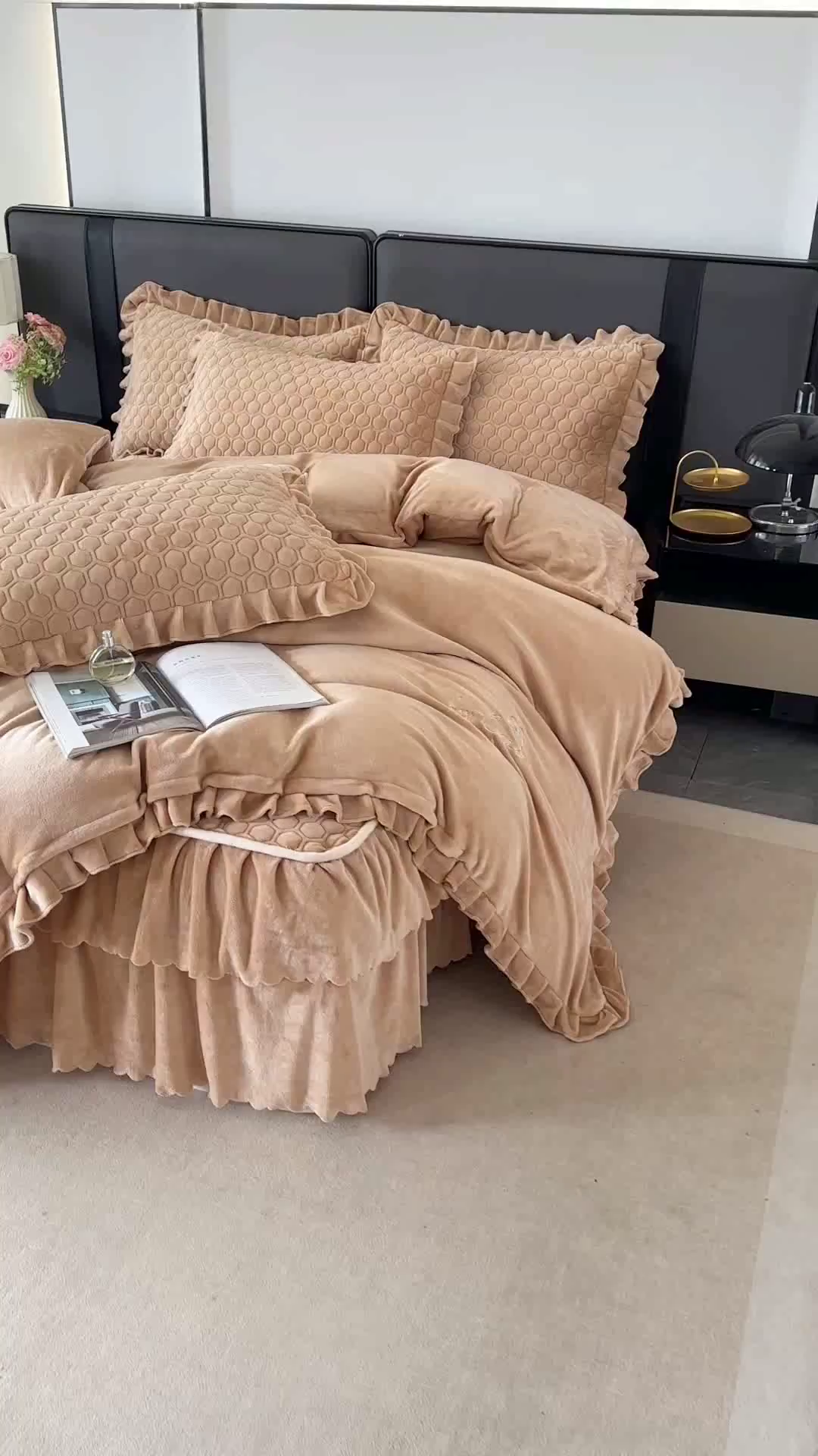 91家纺网 家纺一手货源 找家纺 董韵家纺 2025新款牛奶绒刺绣夹棉床裙四件套系列（控价） 绒语-驼奶咖