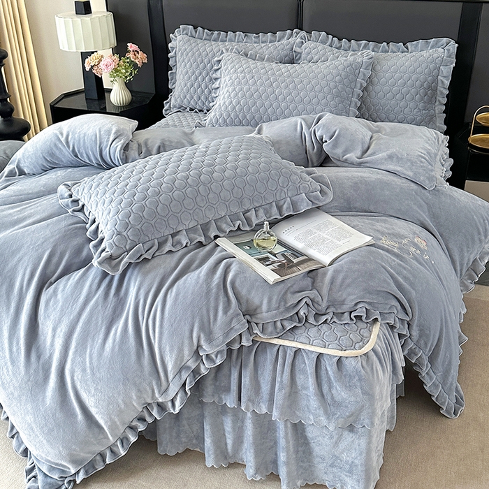 91家纺网 家纺一手货源 找家纺 董韵家纺 2025新款牛奶绒刺绣夹棉床裙四件套系列（控价） 绒语-云烟灰