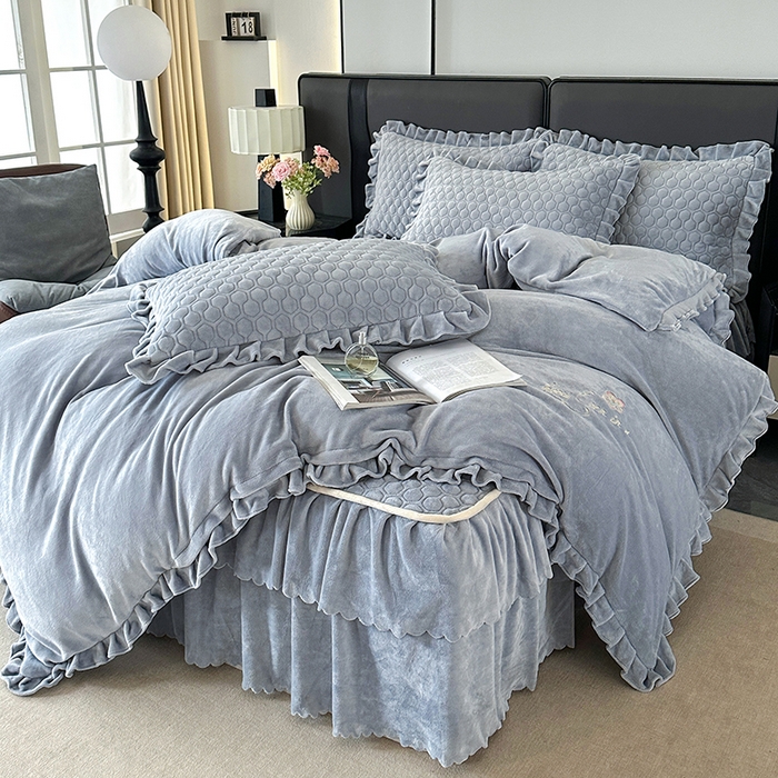 91家纺网 家纺一手货源 找家纺 董韵家纺 2025新款牛奶绒刺绣夹棉床裙四件套系列（控价） 绒语-云烟灰