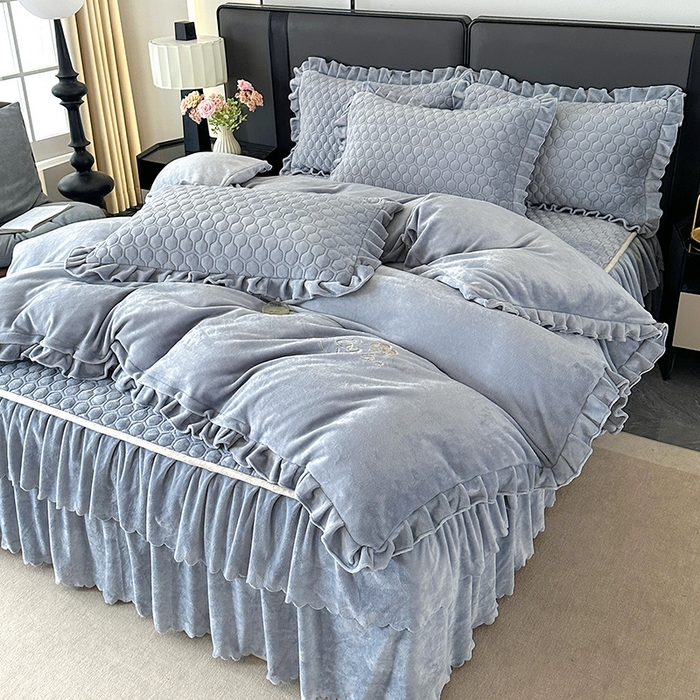 91家纺网 家纺一手货源 找家纺 董韵家纺 2025新款牛奶绒刺绣夹棉床裙四件套系列（控价） 绒语-云烟灰