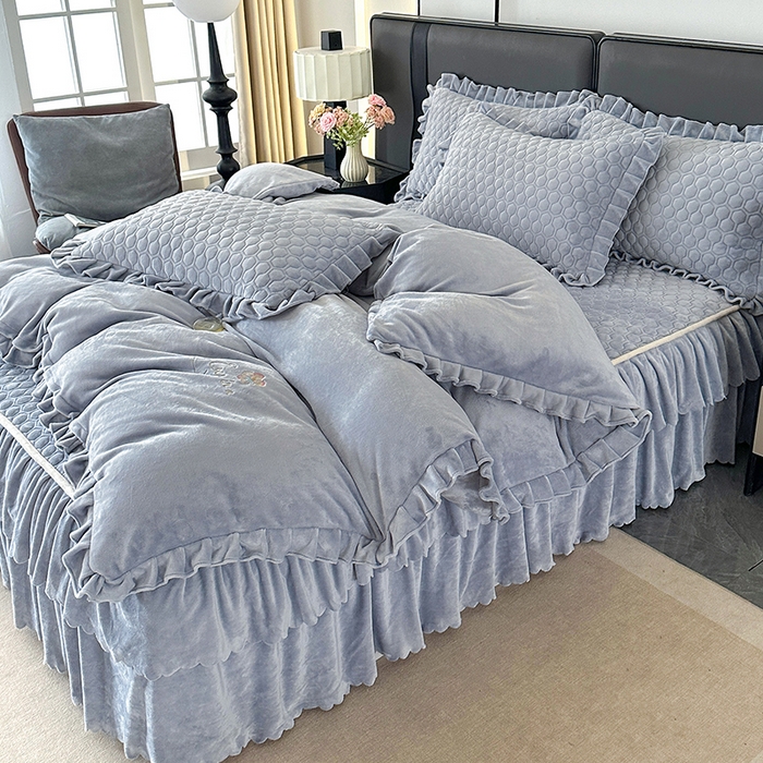 91家纺网 家纺一手货源 找家纺 董韵家纺 2025新款牛奶绒刺绣夹棉床裙四件套系列（控价） 绒语-云烟灰