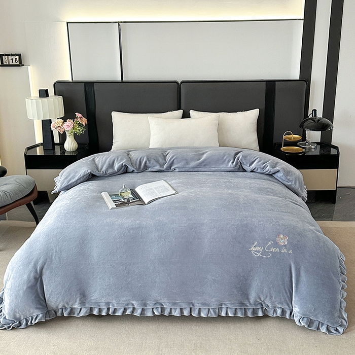 91家纺网 家纺一手货源 找家纺 董韵家纺 2025新款牛奶绒刺绣夹棉床裙四件套系列（控价） 绒语-云烟灰