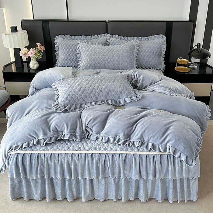 91家纺网 家纺一手货源 找家纺 董韵家纺 2025新款牛奶绒刺绣夹棉床裙四件套系列（控价） 绒语-云烟灰