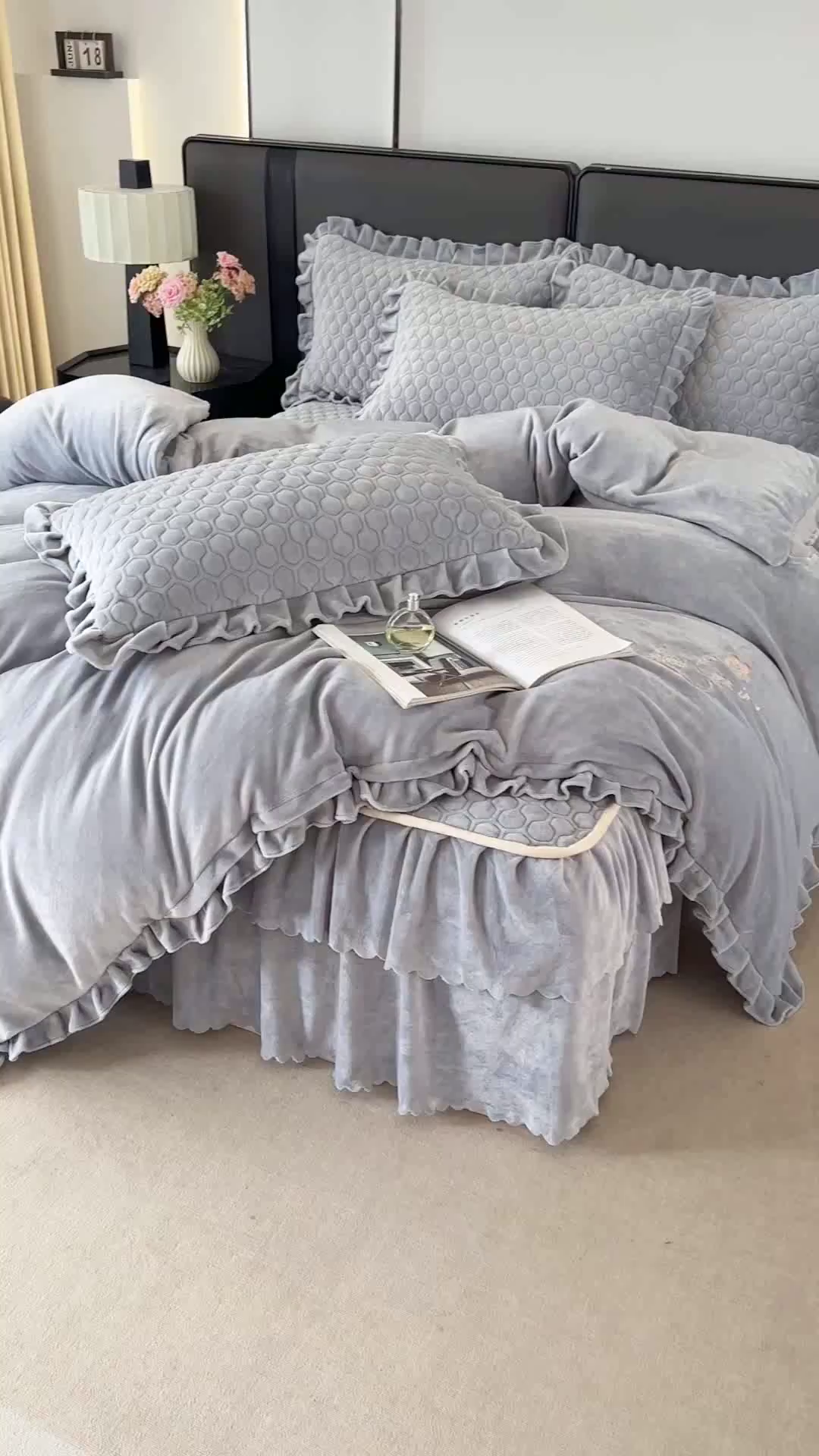 91家纺网 家纺一手货源 找家纺 董韵家纺 2025新款牛奶绒刺绣夹棉床裙四件套系列（控价） 绒语-云烟灰