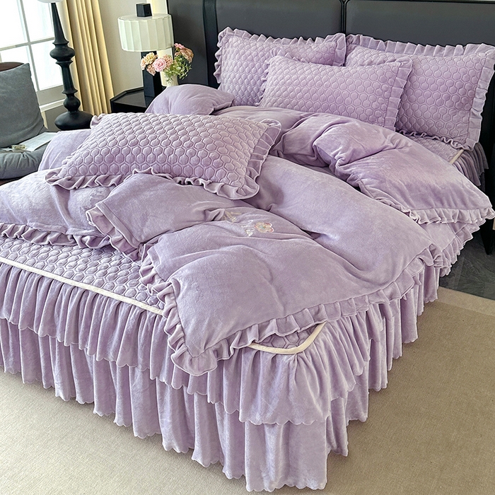 91家纺网 家纺一手货源 找家纺 董韵家纺 2025新款牛奶绒刺绣夹棉床裙四件套系列（控价） 绒语-云紫