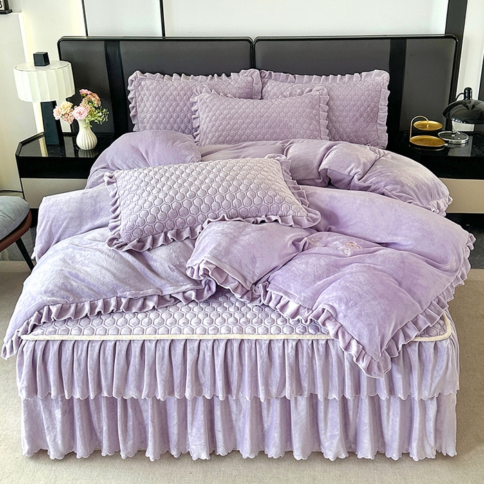 91家纺网 家纺一手货源 找家纺 董韵家纺 2025新款牛奶绒刺绣夹棉床裙四件套系列（控价） 绒语-云紫