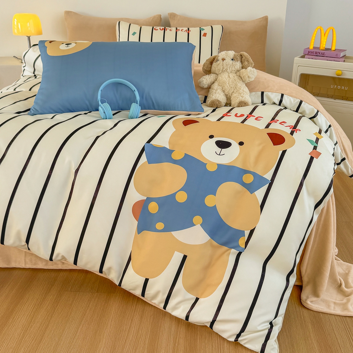 91家纺网 家纺一手货源 找家纺 十一家居 2025新款A类原创设计数码大版卡通印花四件套-绒宠系列 安睡小熊