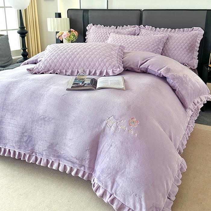 91家纺网 家纺一手货源 找家纺 董韵家纺 2025新款牛奶绒刺绣夹棉床裙四件套系列（控价） 绒语-云紫