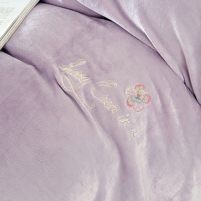 91家纺网 家纺一手货源 找家纺 董韵家纺 2025新款牛奶绒刺绣夹棉床裙四件套系列（控价） 绒语-云紫