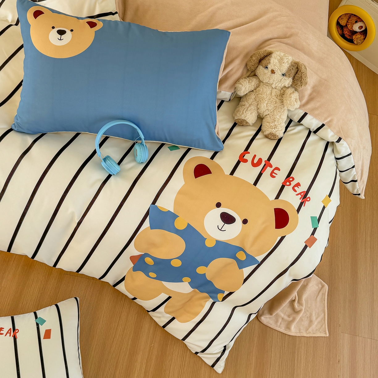 91家纺网 家纺一手货源 找家纺 十一家居 2025新款A类原创设计数码大版卡通印花四件套-绒宠系列 安睡小熊